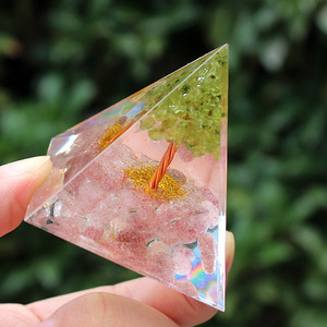 Pyramide en résine époxy avec pierres concassées de cristal de fraise, ornement de bureau et décoration d'intérieur - Product Image 4