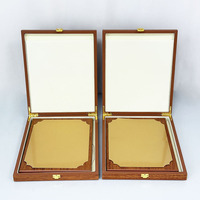 Boîte en bois marron de forme rectangulaire avec plaque de certificat dorée, plaques de récompenses personnalisées, récompenses en bois MH-T423