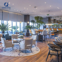 Ensemble de meubles de restaurant moderne, table à manger carrée commerciale en marbre avec chaises rembourrées multicolores