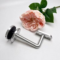 Support de main courante en acier inoxydable avec base ronde, bras tubulaire coudé, extrémité plate et surface brossée, fixation par vis.