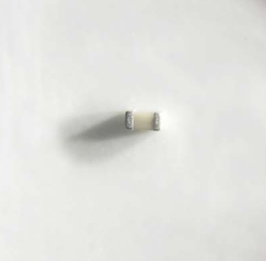 Condensateur MLCC SMD MLK 0201 15pF NP0 50V ±5% à faible perte et haute qualité (C0G) pour applications <span class=keywords><strong>micro</strong></span>-<span class=keywords><strong>ondes</strong></span> - Product Image 1