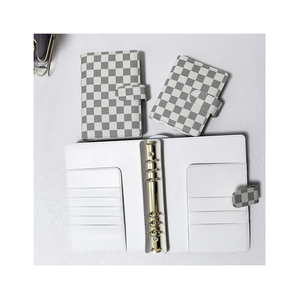 ซองหนัง PU แบบหลวมสำหรับเป็นของขวัญส่งเสริมการขายที่กำหนดได้เองสมุดแผนประหยัดเงินสมุดทรงตารางหมากรุกแบบทนทาน - Product Image 1