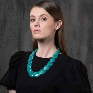 Elegante Collar de Resina con Inclusiones Botánicas Coloridas, Acabado Brillante Transparente, Joyería con Colgante Único Hecho a Mano - Product Image 5