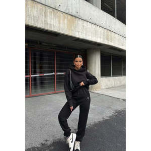 Ensemble de survêtement noir confortable, coupe-vent et respirant, avec logo 'E' personnalisé imprimé et design en strass, pour le streetwear et le jogging - Product Image 4