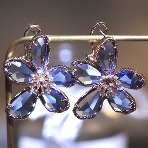 Orecchini a Perno con Grandi Fiori per Donne, Eleganti Accessori Floreali per Uso Quotidiano e Feste - Product Image 2