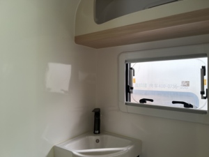 Remolque de Viaje Moderno y Ligero de Aluminio para RV, Suspensión de Doble Amortiguador, Cocina Deslizable con Placa de Inducción, Espacio para Dormir - Product Image 6