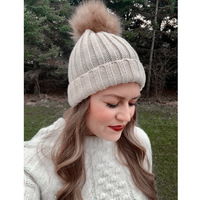 Haute qualité femmes hiver chaud tricot bonnet chapeaux Satin doublé fausse fourrure Pom Pom bonnets chapeau pour les filles