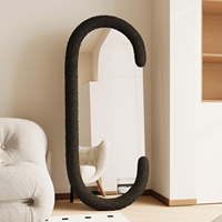 Miroir debout pleine longueur à cadre en velours avec design moderne pour la maison et l'hôtel