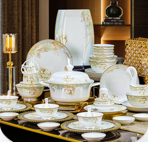 Juego de Vajilla de Lujo Estilo Americano Dorado, Platos y Tazones de Cerámica, Juego de Vajilla con Diseño Floral, Utensilios Portátiles Reutilizables, Kit de 62 Piezas - Product Image 1