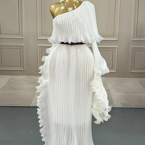 Vestido de Noche de Talla Grande con Hombro Descubierto y Borde Negro, Color Sólido, con Pliegues, Colección 2025 - Product Image 1