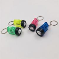 Mini lampe torche LED en plastique pour porte-clés, petite lampe minière, pendentif porte-clés, lumière à piles, cadeaux pratiques, jouets pour enfants