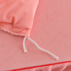 طقم أغطية سرير من الفرو الصناعي الناعم والدافئ للفتيات، 4 قطع من الفانيلا تشمل غطاء لحاف - Product Image 6