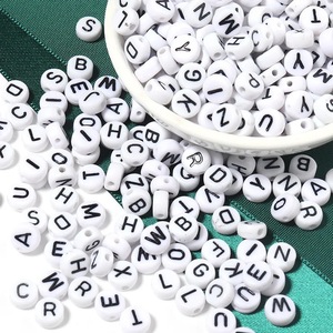 Cuentas acrílicas con letras blancas y negras, alfabeto para manualidades, cuentas sueltas para hacer joyería y proyectos infantiles - Product Image 1