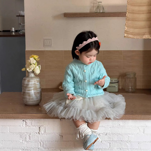 Set Personalizzato OEM Primavera 2026 Nuovo Stile Coreano per <span class=keywords><strong>Bambina</strong></span>: <span class=keywords><strong>Giacca</strong></span> in Maglia di Cotone Morbido e Gonna in Tulle con Motivo Floreale - Product Image 4