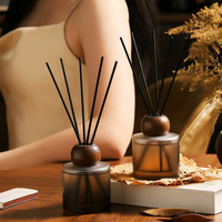 Diffuseur de parfum style Wabi Sabi avec bouchon en bois, bouteille en verre cylindrique ambré givré, parfum personnalisé, décoration d'ambiance pour la maison
