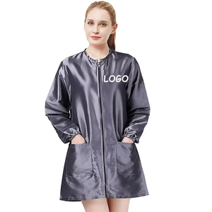 Giacca Impermeabile con Cerniera e Logo Personalizzato per Parrucchieri, Grembiule Nero con Bottoni a Pressione per Barbieri, Mantella per Stilisti - Product Image 1