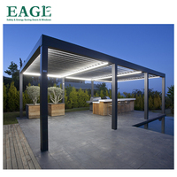 Pergola motorisée en aluminium avec toit à lames orientables, portes coulissantes en verre, télécommande, imperméable et pare-soleil