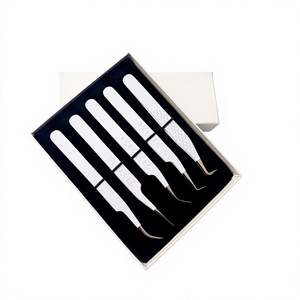 Pinces à épiler pour extensions de cils en acier inoxydable de haute qualité, anti-magnétiques, durables, avec impression papillon, logo et emballage personnalisés - Product Image 1
