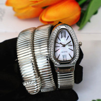 Montre-Bracelet Femme Luxueuse à Tête de Serpent Tendance et Unique, avec Long Bracelet Enroulé et Incrustations de Diamants, Montre à Quartz pour Femmes