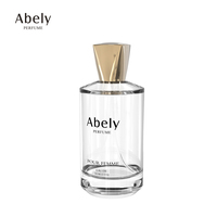 Flacon de parfum en verre opale blanc personnalisable de luxe de 100 ml avec support d'affichage, finition dorée et vaporisateur à pompe