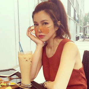 แว่นกันแดดผู้หญิง E2 1819 กรอบสีทอง เลนส์ AC แบบที่ 3 น้ำหนักเบา ดีไซน์แปลกตา สำหรับแฟชั่น ออกงาน และการแสดงบนเวที - Product Image 5