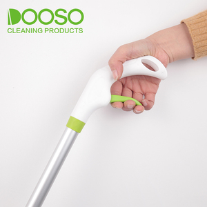 DOOSO <span class=keywords><strong>Serpillère</strong></span> pulvérisatrice multifonctionnelle 3-en-1 en <span class=keywords><strong>microfibre</strong></span> <span class=keywords><strong>avec</strong></span> <span class=keywords><strong>balai</strong></span> pour le nettoyage des sols - Product Image 4