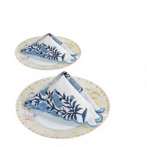 Serviettes de table blanches avec broderie florale bleue et bords festonnés, décoration élégante pour une table de fête et les repas quotidiens. - Product Image 1