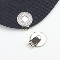 Logo personnalisé détachable Aides de golf en acier inoxydable Marqueur de balle de golf Clip de chapeau Casquette en métal Clip de bord de chapeau avec aimant