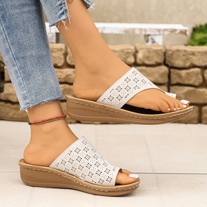 Sandali infradito con zeppa da donna, con fustellature floreali e cinturino traforato, beige bianco - Product Image 3