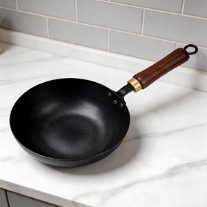 Wok de 24 cm con diseño de escamas de pez, forjado a martillo, antiadherente, resistente a arañazos y duradero. Envío en 24 horas. - Product Image 1