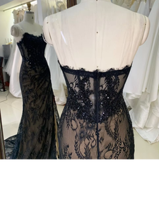 Abito da sera 2026 mozzafiato a sirena con scollo a barchetta, lunghezza al pavimento, in raso, con catena di cristalli scintillanti, senza spalline, in pizzo nero - Product Image 4