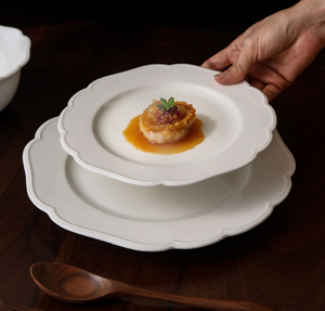Juego de Vajilla de Cerámica con Borde de Pétalos Blancos Personalizable al por Mayor, Platos y Tazones de Porcelana Fina Estilo Francés para Catering - Product Image 4