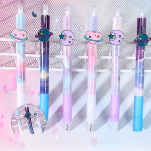 Simpatica <span class=keywords><strong>Penna</strong></span> Gel <span class=keywords><strong>a</strong></span> Forma di Pianeta con <span class=keywords><strong>Smalto</strong></span> <span class=keywords><strong>a</strong></span> Tema Cielo Stellato, Luna e Cuore, Punta da 0,5 mm, Inchiostro Nero, Scrittura Fluida, per Scuola e Ufficio - Product Image 5