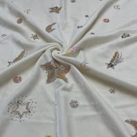 Tissu en velours brodé étoiles et lunes avec décorations de paillettes et perles pour robes de luxe et matériel de couture de vêtements