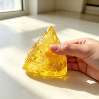 Jouet à presser triangulaire souple OEM/ODM en gros, jouets anti-stress géométriques au toucher doux pour les pauses au bureau et les cadeaux de fête