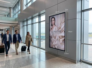 Présentoir de Vitrine Premium Lentiprint Fabriqué en Allemagne 100×150cm Portrait 40 LPI Euroclass B pour Magasins de Détail de Rue - Product Image 3