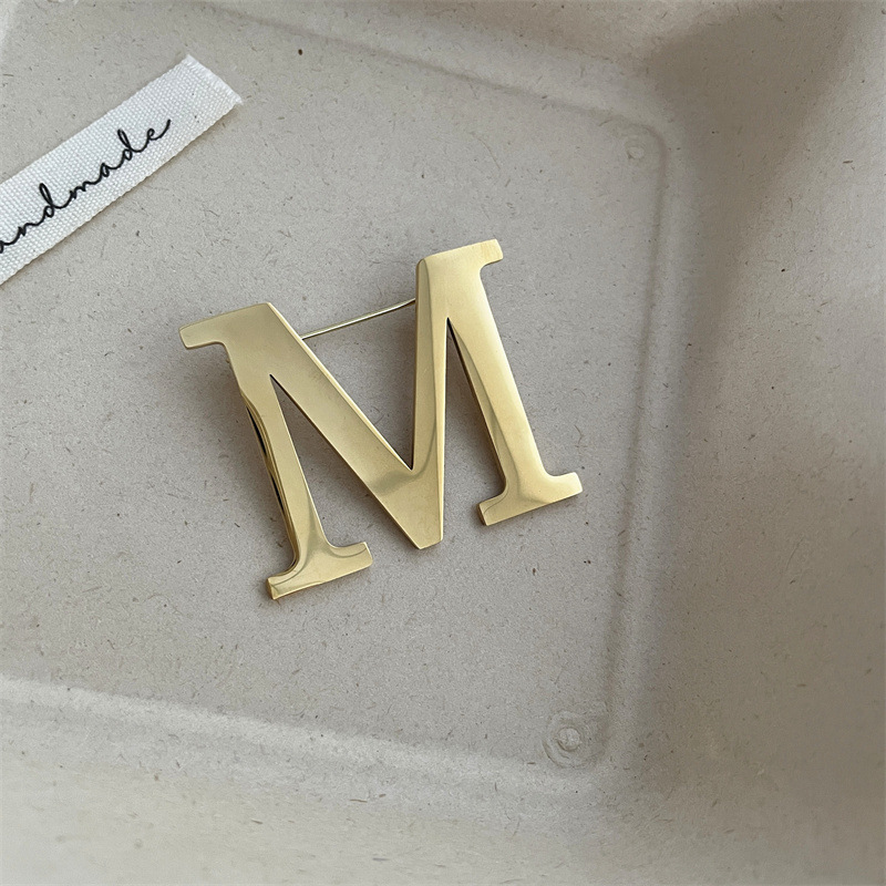 Broche dorée lettre m-4cm