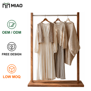 Expositor de Roupas com Acabamento em Madeira e Trilho Metálico para Pendurar, Suporte de Vestuário Independente para Lojas de Varejo e Boutiques - Product Image 3