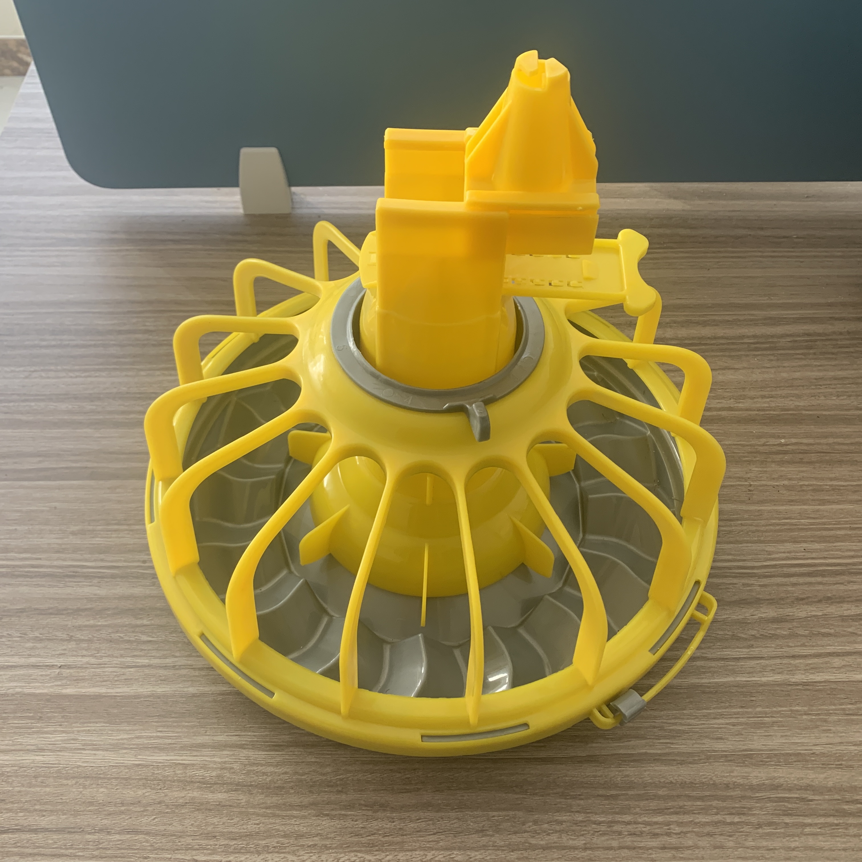 0.3 KG Poultry House Feed Pans 16 grille Chicken Pan Feeder