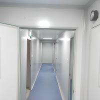 Équipement de salle blanche pour la production de gowns : Porte modulaire, fenêtre et lampe LED