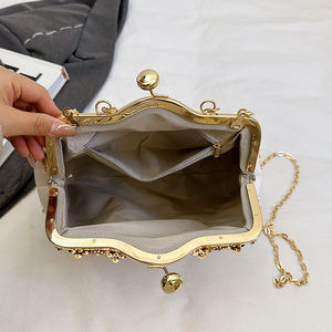 Bolso de Noche para Mujer de Poliéster Suave de Alta Calidad con Diseño de Conchas, Decoraciones de Perlas y Correa de Cadena. Modelo 3011 - Product Image 2