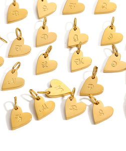 Dijes con Iniciales de Corazón |   Colgantes de Letras del Alfabeto en Acero Inoxidable Chapado en Oro PVD de 18K |   Resistente al deslustre, impermeable e hipoalergénico - Product Image 5