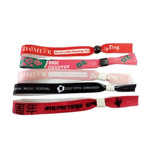 Ruban en satin de haute qualité personnalisé pour les fêtes et les festivals, <span class=keywords><strong>tissu</strong></span> à usage unique, logo de marque, impression de texte, Bracelets - Product Image 1