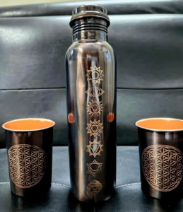 Bouteille d'eau écologique en cuivre pur avec motif de géométrie sacrée gravé, logo personnalisé pour les voyages et les activités de plein air - Product Image 1
