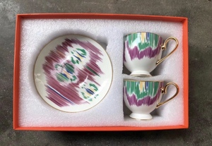 Tasse à café en porcelaine fine à imprimé rayé coloré abstrait avec anse dorée et soucoupe assortie - Product Image 1