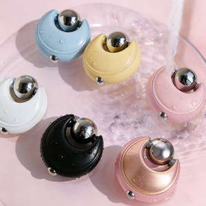 Dispositivo de Masaje Facial Eléctrico de Lujo Personalizado, de Acero Inoxidable, con Rodillo de Hielo para el Cuidado de los Ojos - Product Image 1