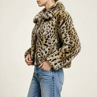 Veste courte tendance en fausse fourrure imprimé léopard, col rond, fermeture éclair, en fourrure végétalienne |   Vêtements de luxe pour femmes à imprimé animalier