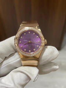 Su delicado cierre en forma de mariposa y su corona hexagonal con tornillo que se ajusta mejoran la resistencia al agua. Este es un reloj para mujer. - Product Image 2