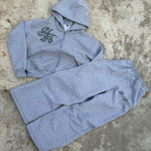Conjunto de Dos Piezas ASISTO INDUSTRIES: Sudadera con Capucha Cómoda con Cierre y Logotipo Bordado en Gris Jaspeado para Hombre y Mujer, Pantalones Jogger Personalizados de Felpa de Algodón - Product Image 1