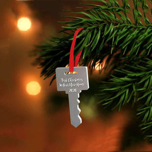 2023 personnalisé nouvelle <span class=keywords><strong>maison</strong></span> <span class=keywords><strong>en</strong></span> <span class=keywords><strong>bois</strong></span> ornements <span class=keywords><strong>clé</strong></span> <span class=keywords><strong>maison</strong></span> forme pendaison de crémaillère cadeau noël décoration de la <span class=keywords><strong>maison</strong></span> - Product Image 2